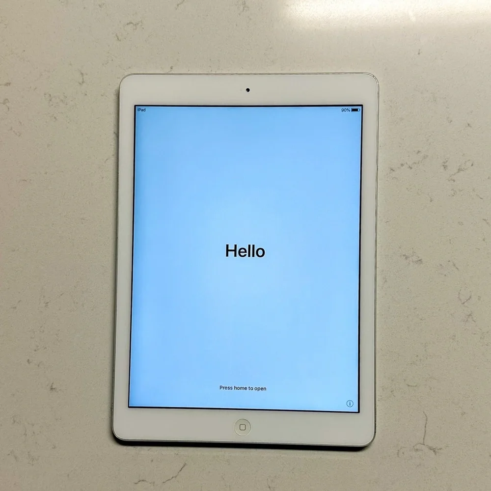iPad Air 1st Gen 📱 16GB Wi-Fi + Box, Adapter, & Bonus Case – Good Condition! - Picture 3 of 11